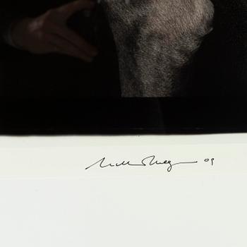 William Wegman, archival pigment print, 2009, signerat. Numrerat 257/1500 a tergo.