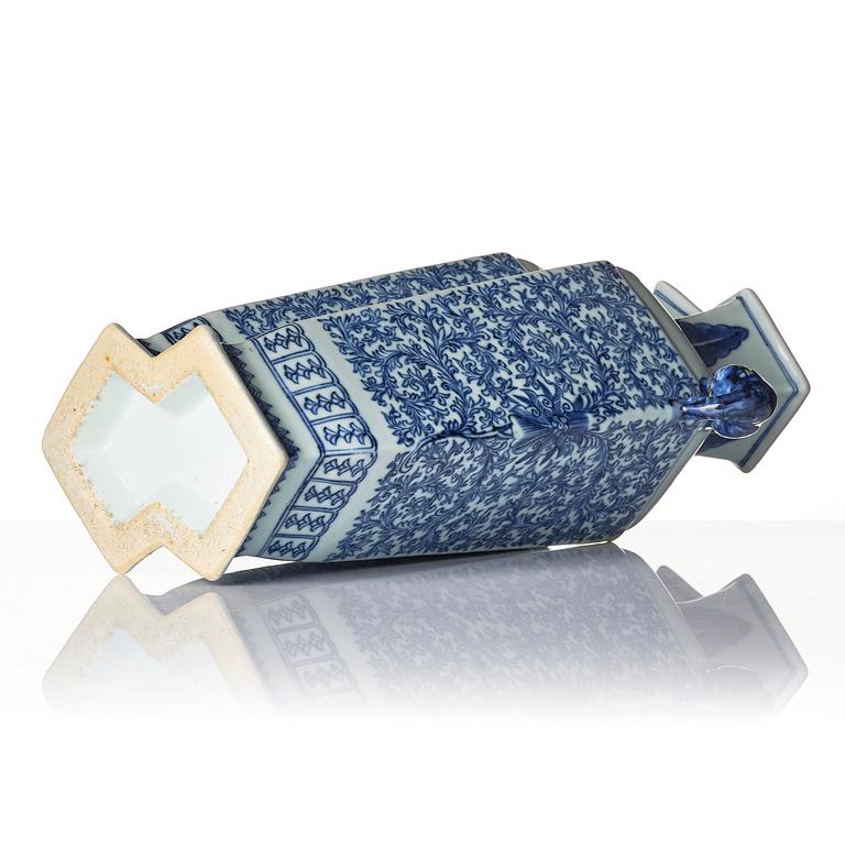 A blue and white Chinese double vase, Republic, 20th century.