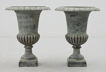 TRÄDGÅDSURNOR, ett par, patinerad metall, 1900/2000-tal.