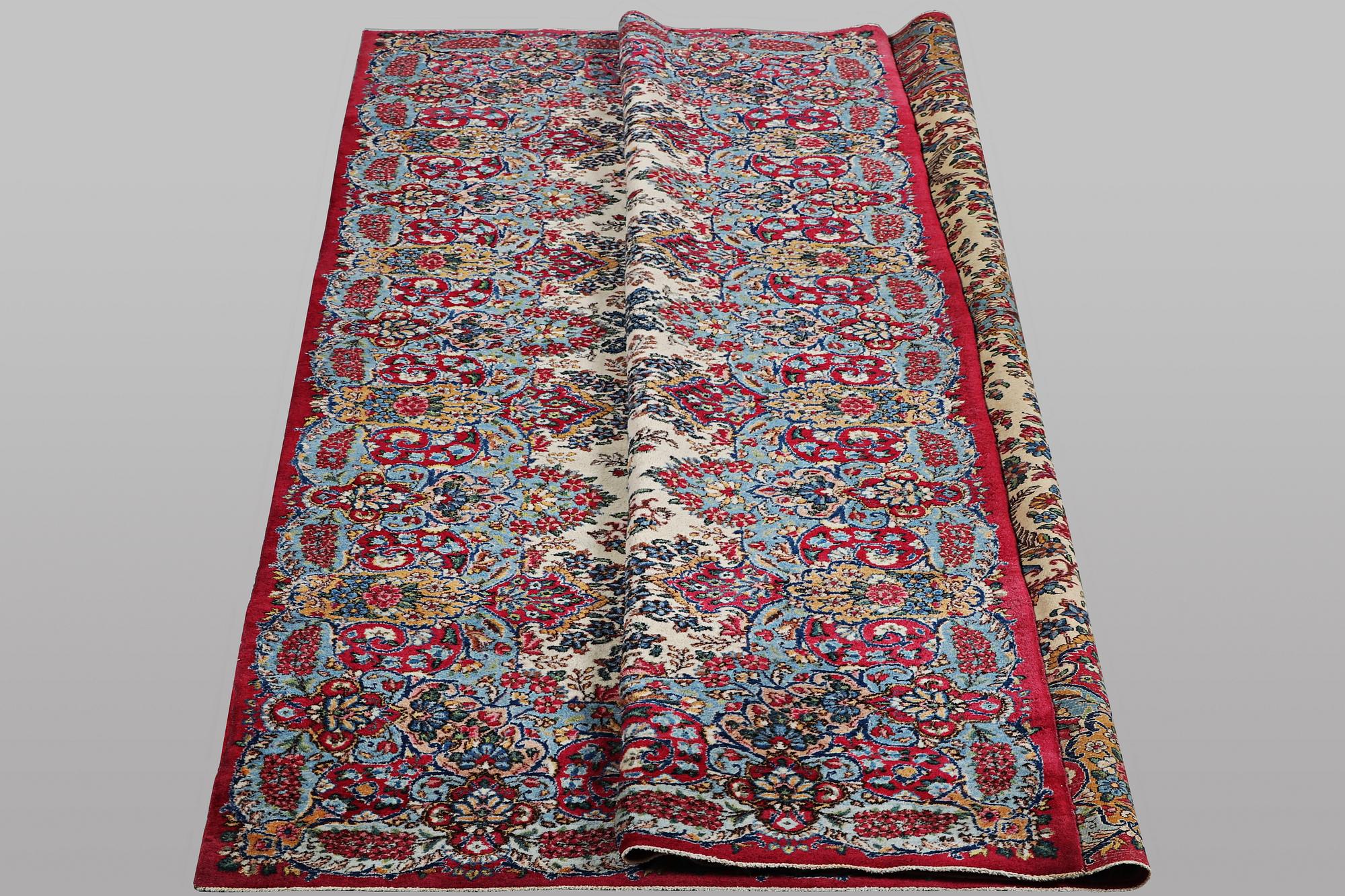 A carpet, old/semi-anqtiue Kirman Laver, c. 315 x 235 cm.