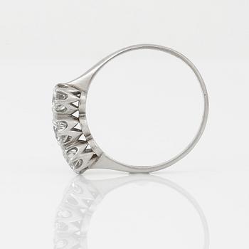 RING, platina samt briljantslipade diamanter tot ca 1,10 ct, CG Hallberg, Stockholm, 1950. Vikt ca 3,10 g.