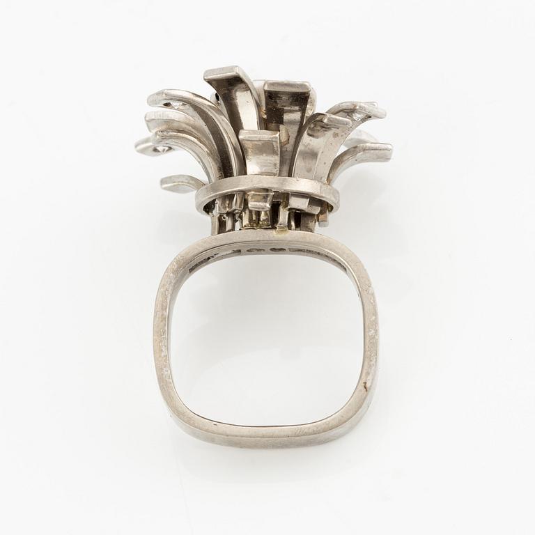 Claës E. Giertta, a ring 18K white gold with sapphire and brilliant-cut diamonds, Stockholm 1977.