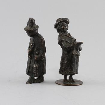SKULPTURER, 2 st, patinerad brons, en med gjutarstämpel H Bergman Fud, 1900-tal.