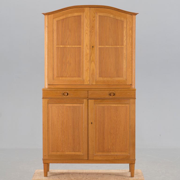 SKÅP, "Herrgården", Carl Malmsten, Bodafors Möbelfabrik, 1900-talets andra hälft.