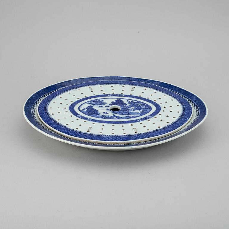 A blue and white export fish dish with inlay, Qing dynasty, Jiaqing (1795-1820).