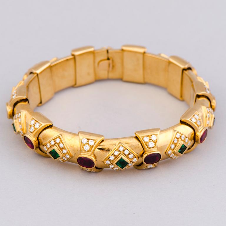 ARMBAND, fasettslipade smaragder och rubiner, briljantslipade diamanter, 18K guld.