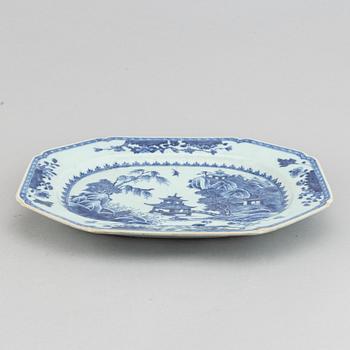 A blue and white serving dish, Qing dynasty, 19th Century.