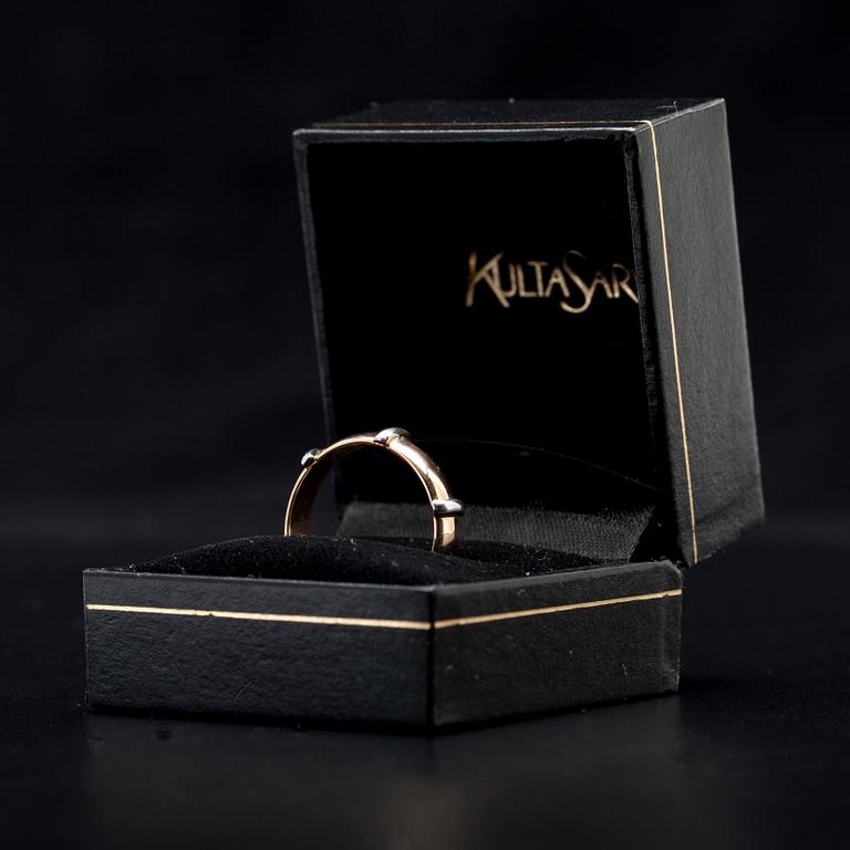 RING, tvåfärgat guld 14K, Petri Ruusunen, Åbo 2000. Vikt 5,5 g.
