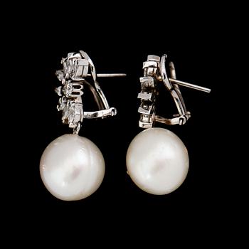 ÖRHÄNGEN, 1 par, 18 k vitguld, South Seapärlor, briljant och navettslipade diamanter tot ca 1.74 ct.