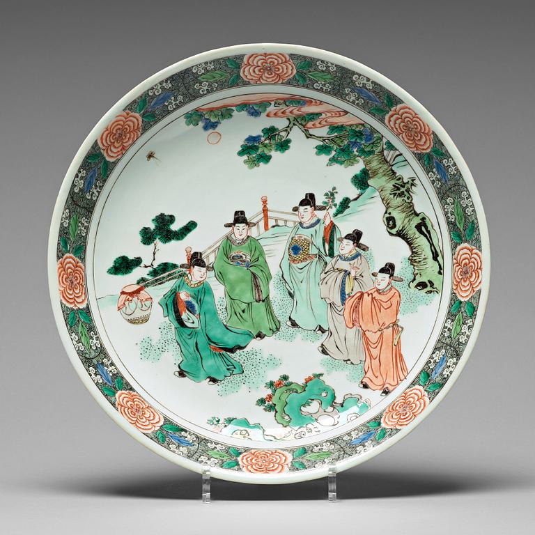 A large famille verte dish depicting five scholars, Qing dynasty, Kangxi (1662-1722).