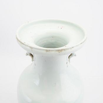 A Chinese porcelain vase around 1900.