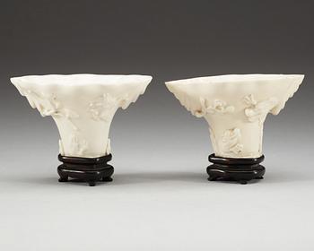 VINOFFERBÄGARE, två stycken, blanc de chine. Qing dynastin, Kangxi (1662-1722).