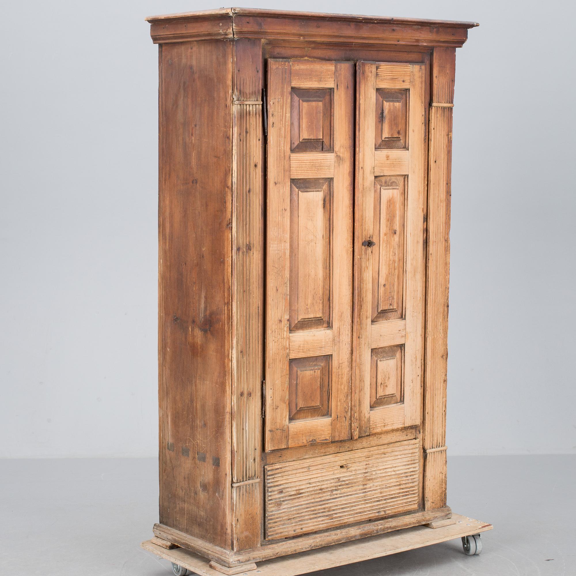 KLÄDSKÅP, mellaneuropa, 1800-talets första hälft.