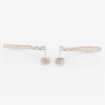 Drop-shaped earrings with brilliant-cut diamonds.