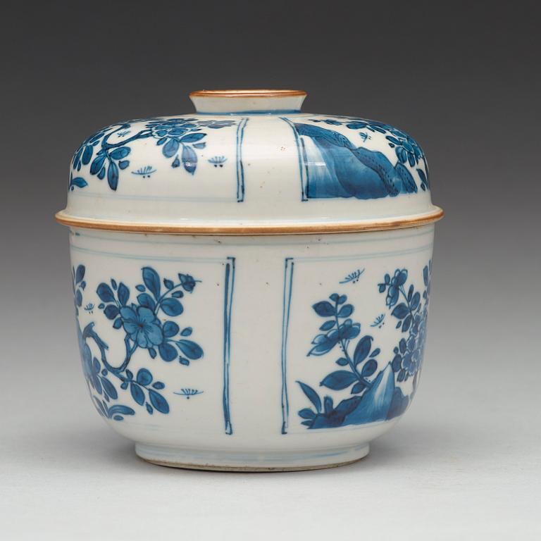 A blue and white jar with cover, Qing dynasty, Kangxi (1662-1722).