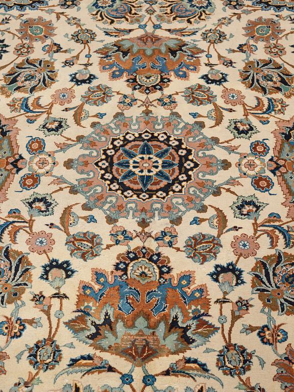 A carpet, Old Kashan, ca 521 x 364 cm.