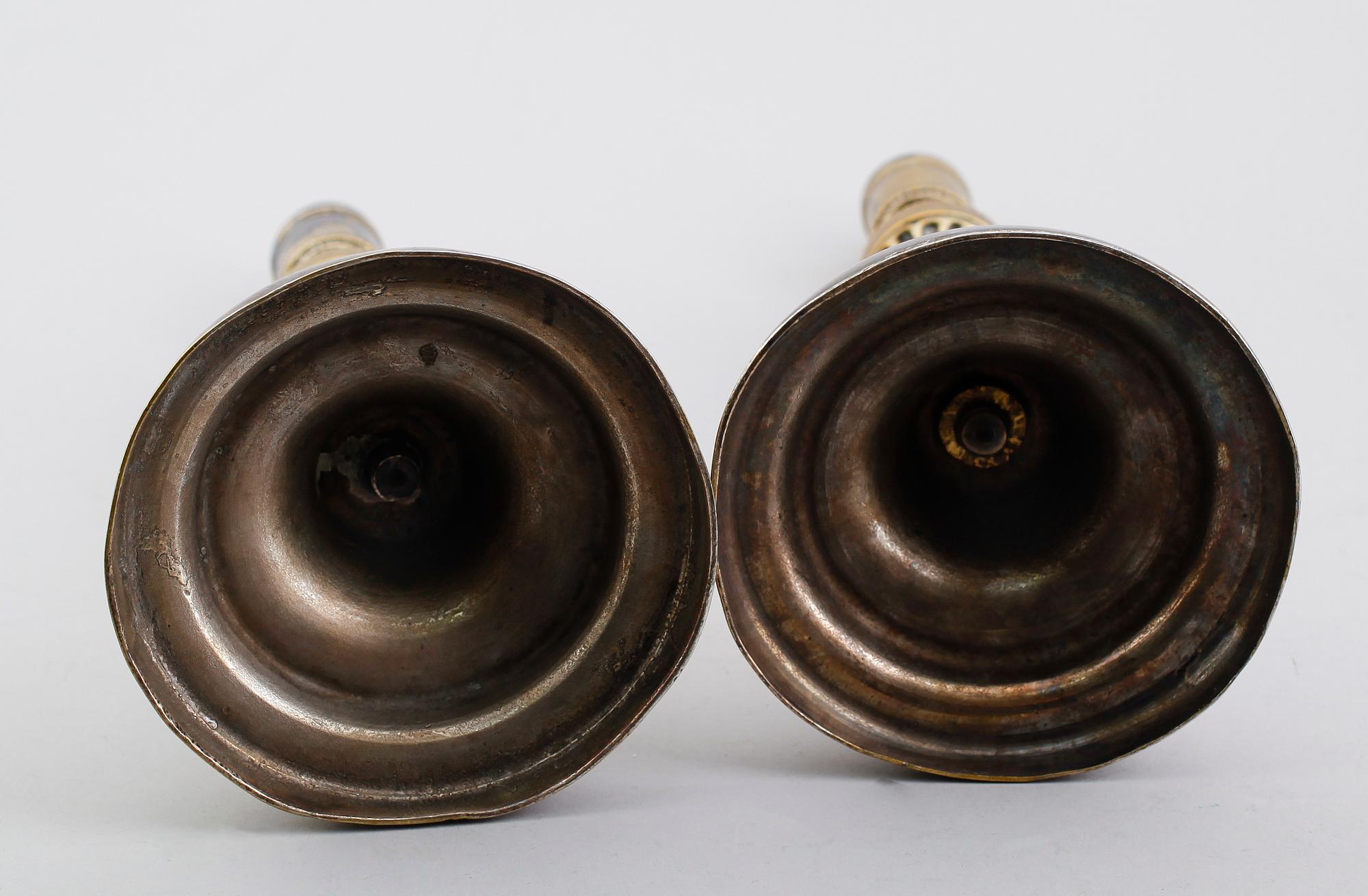 LJUSSTAKAR ett par, försilvrade, sannolikt Frankrike, 1700-tal.