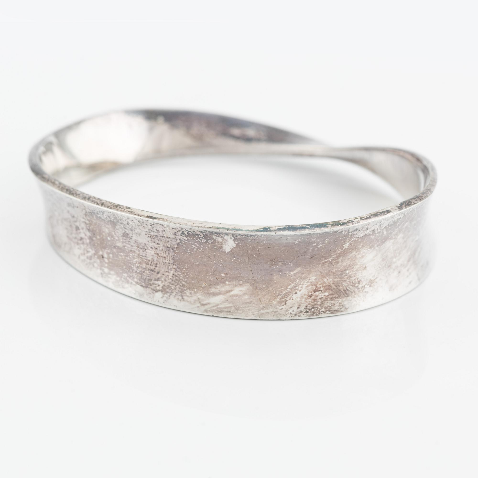 Vivianna Torun Bülow-Hübe, Bangle "Möbius, sterling silver, for Georg Jensen".