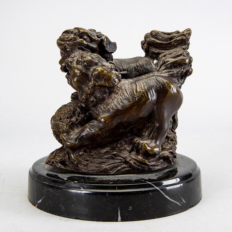Ytterfoder porslin samt skulptur/pappersvikt, brons. Kina, omkring 1900.