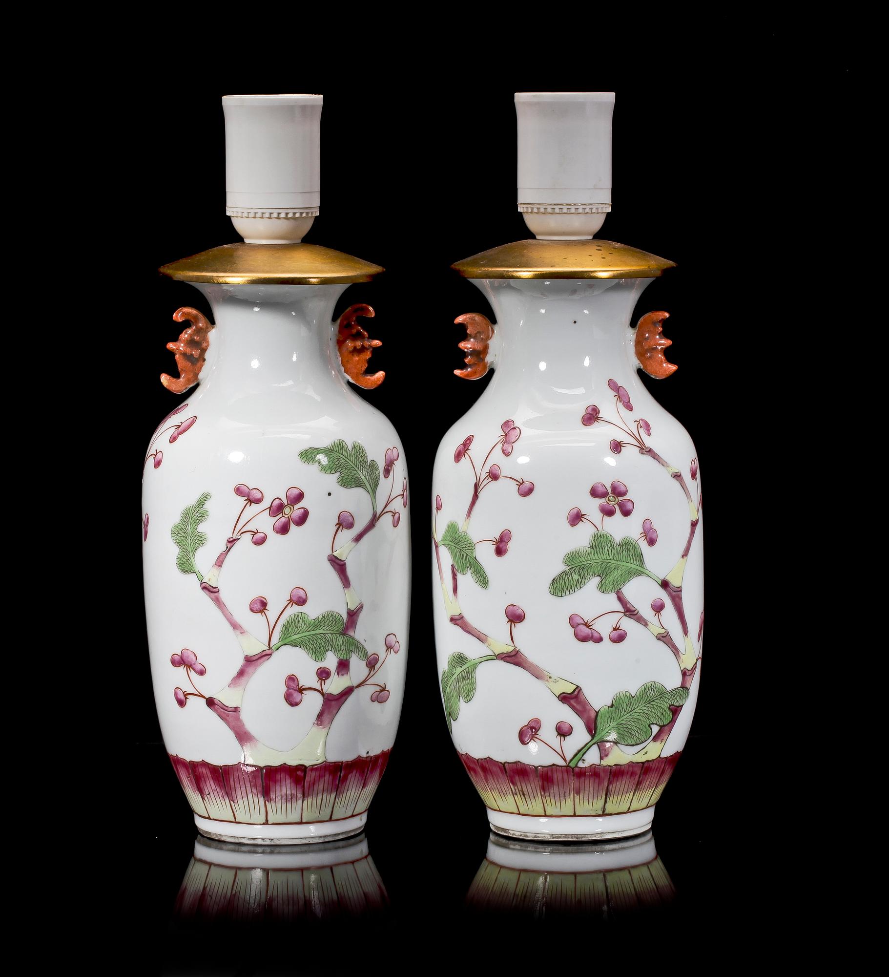 BORDSLAMPOR/VASER, ett par, porslin, Kina 1800-talets andra hälft-slut.