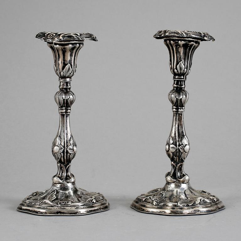 LJUSSTAKAR, ett par, silver, nyrokoko, Anders Lundqvist, Stockholm 1855.