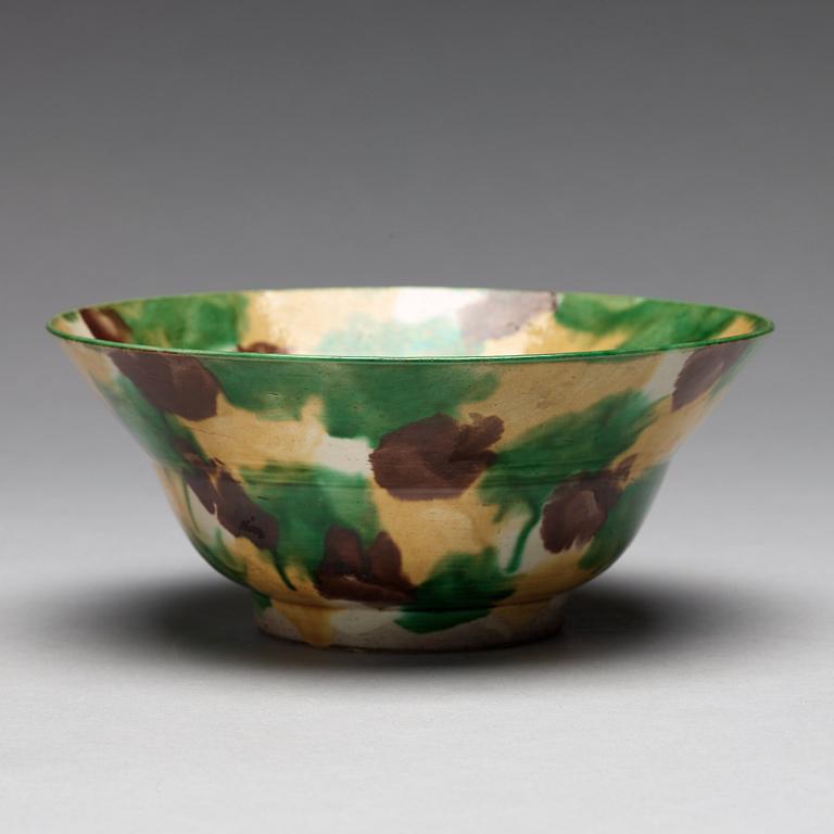 An egg and spinach bowl, Qing dynasty, Kangxi (1662-1722).