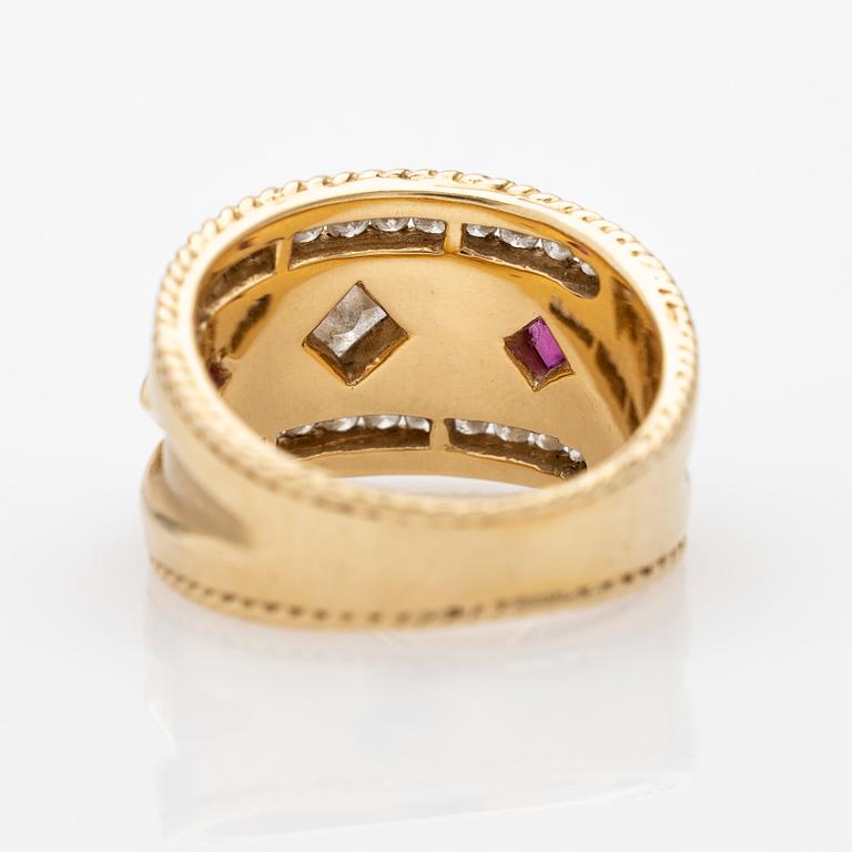 Ring, 18k guld, prinsesslipad diamant och röd sten.