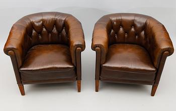 KLUBBFÅTÖLJER, 1 par, 1900-talets första hälft.