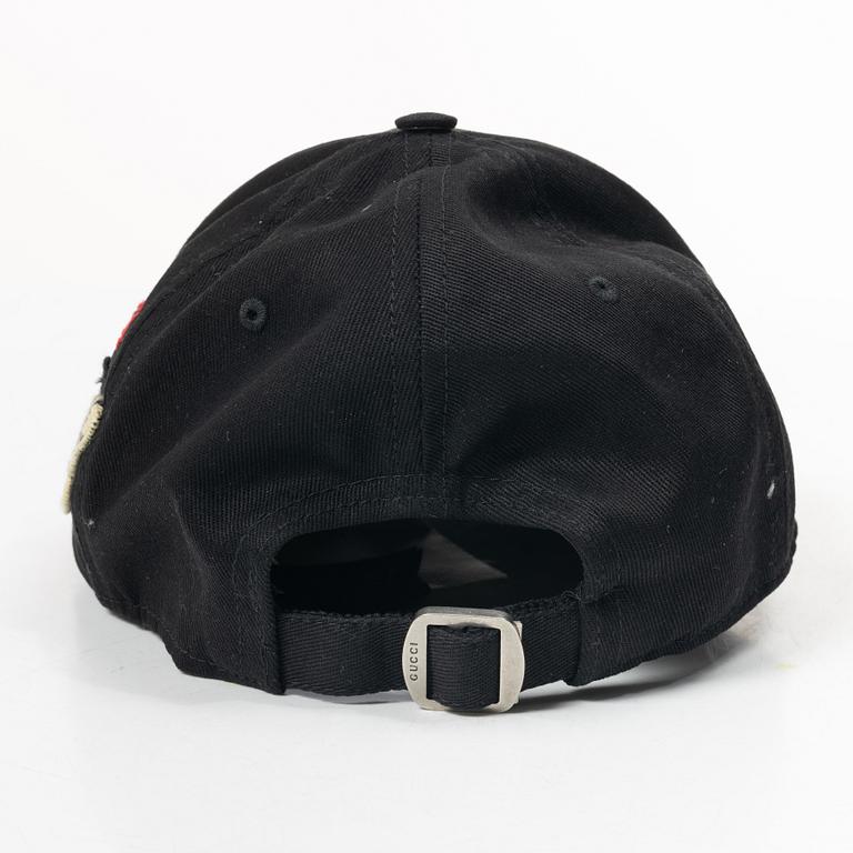 Gucci, NY Yankees baseball cap.