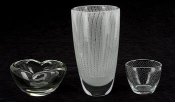 KONSTGLAS, 3 st, Kaj Franck 2 st signerade, Notsjö -52 och -54 samt Gunnel Nyman, ej signerad.