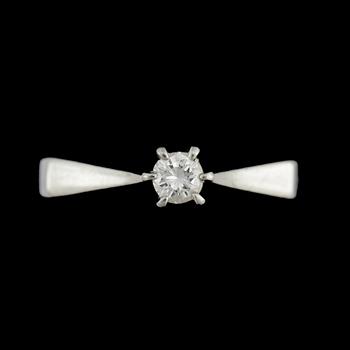 RING, 18k vitguld med briljantslipade diamant, enligt gravyr 0,175 ct. Vikt ca 1,9 gram.