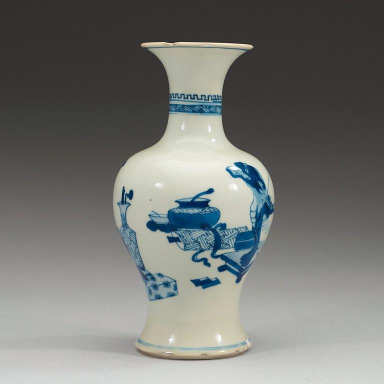 A blue and white vase, Qing dynasty Kangxi (1662-1722).