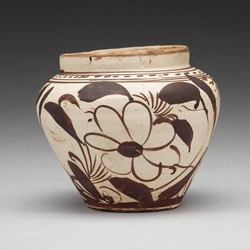 A Cizhou decorated jar, Song/Yuan dynasty.