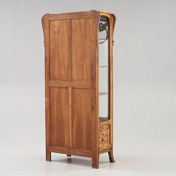 An Art Nouveau mahogany show case cabinet, for Myrstedt & Stern, Stockholm, Sweden ca 1900.