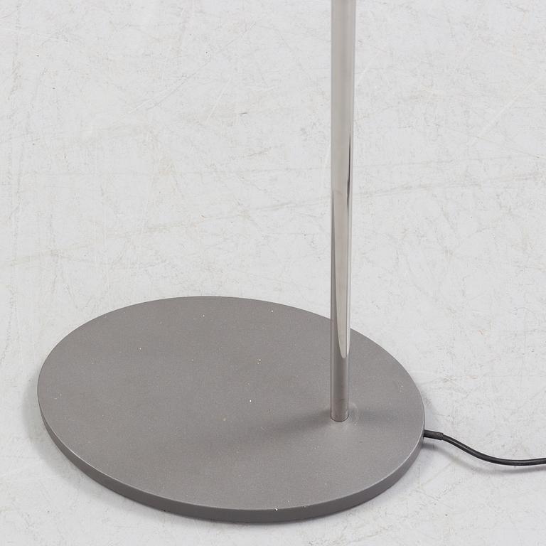 ARNE JACOBSEN, golvlampa "28710 Royal", för Louis Poulsen, Danmark, 1900-talets slut.