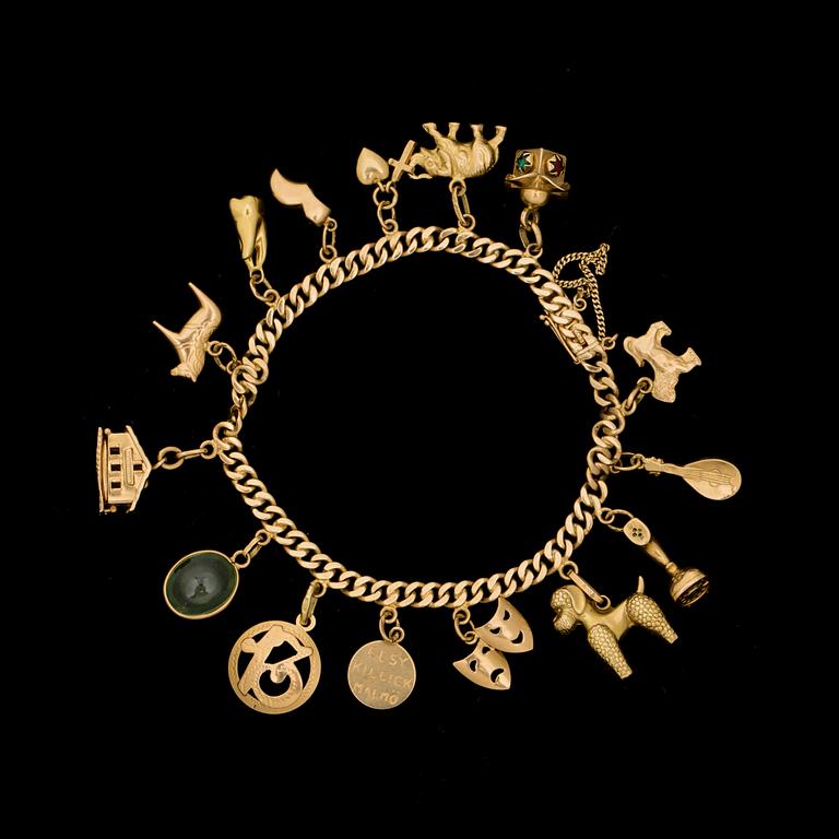 ARMBAND, 18k guld, med berlocker. Segir AB, Köping 1946. Vikt ca 30g.