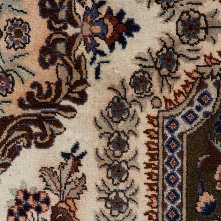 A Tabriz rug, c. 155 x 102 cm.