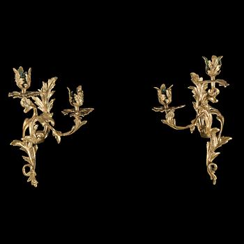 VÄGGAPPLIQUER, ett par, förgylld brons, Louis XV-stil, omkring år 1900.