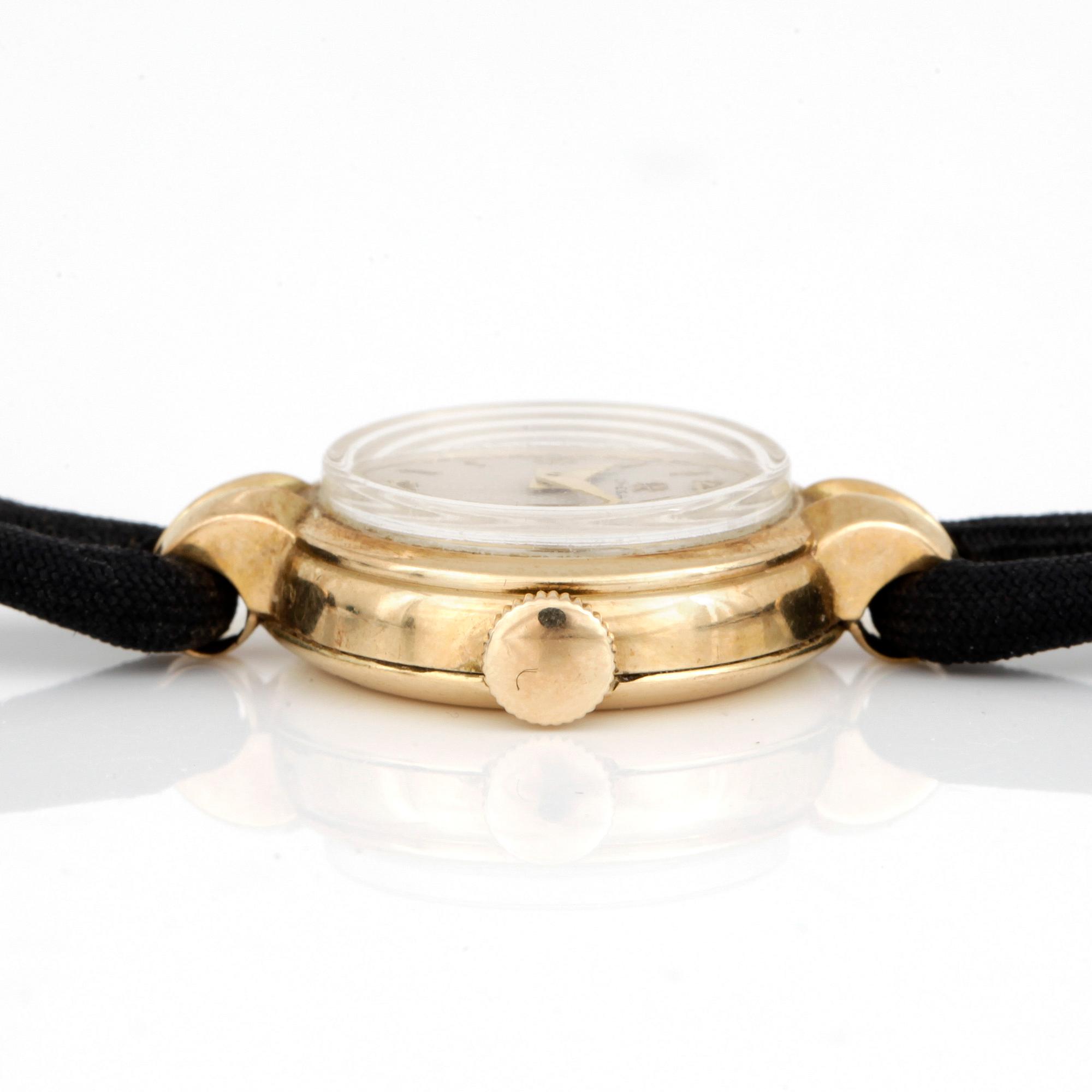 DAMARMBANDSUR, Omega, 1940-tal, boett 14 k guld.