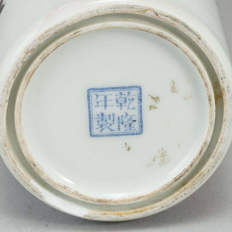 VAS, porslin. Kina, 2000-tal.