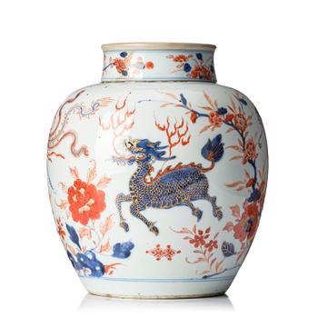 1015. An imari jar with cover, Qing dynasty, Kangxi (1662-1722).