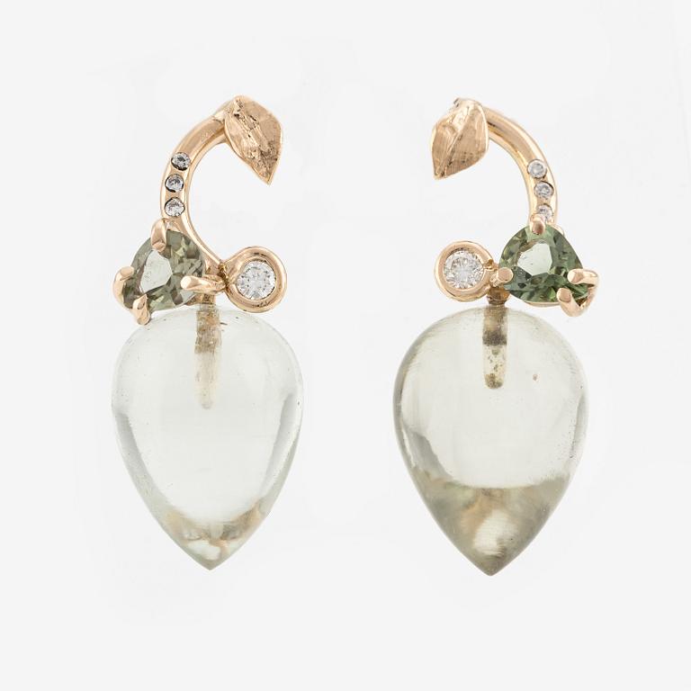 Earrings with drop-shaped green quartz, tourmalines, and brilliant-cut diamonds.