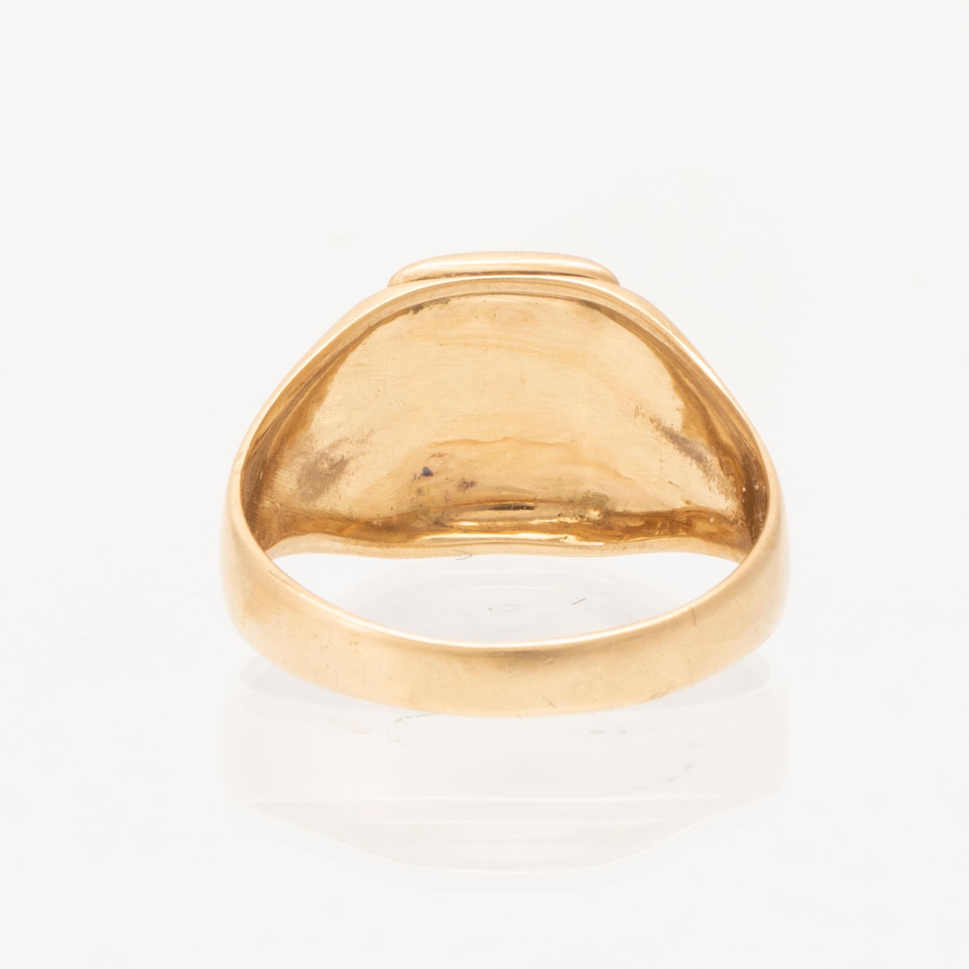 An 18K white, rosé and red gold ring.