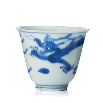 A blue and white four clawed dragon wine cup, 'Hatcher Cargo', 17th Century.