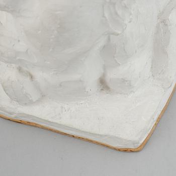 JUSSI MÄNTYNEN, Skulptur, gips. Sign. H:22 cm, L: 20 cm.