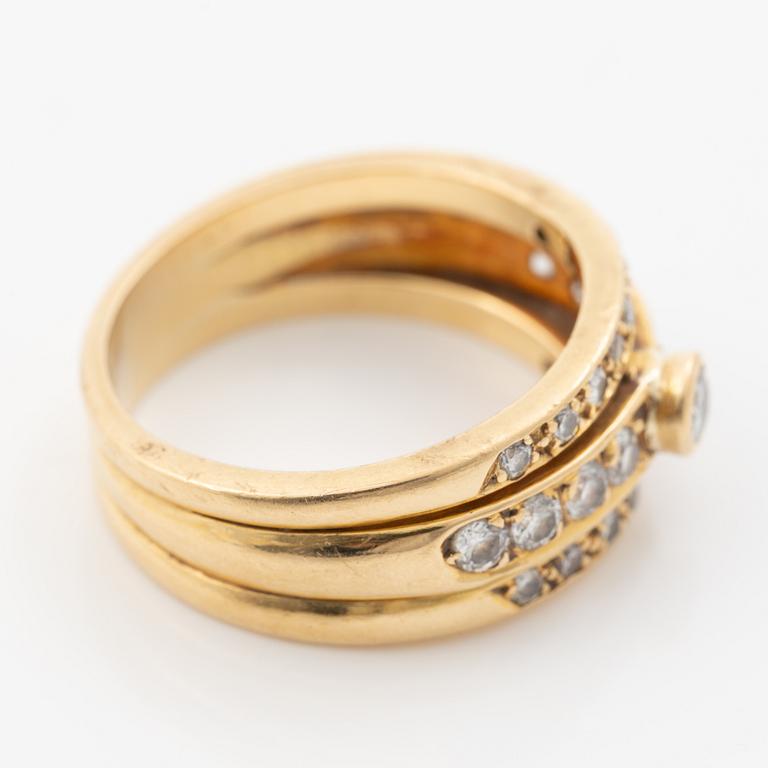Ring 18K guld med runda briljantslipade diamanter.