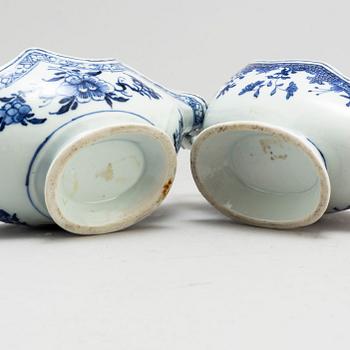 Two blue and white export sauceboats/saucers, Qing dynasty, Qianlong (1736-95).