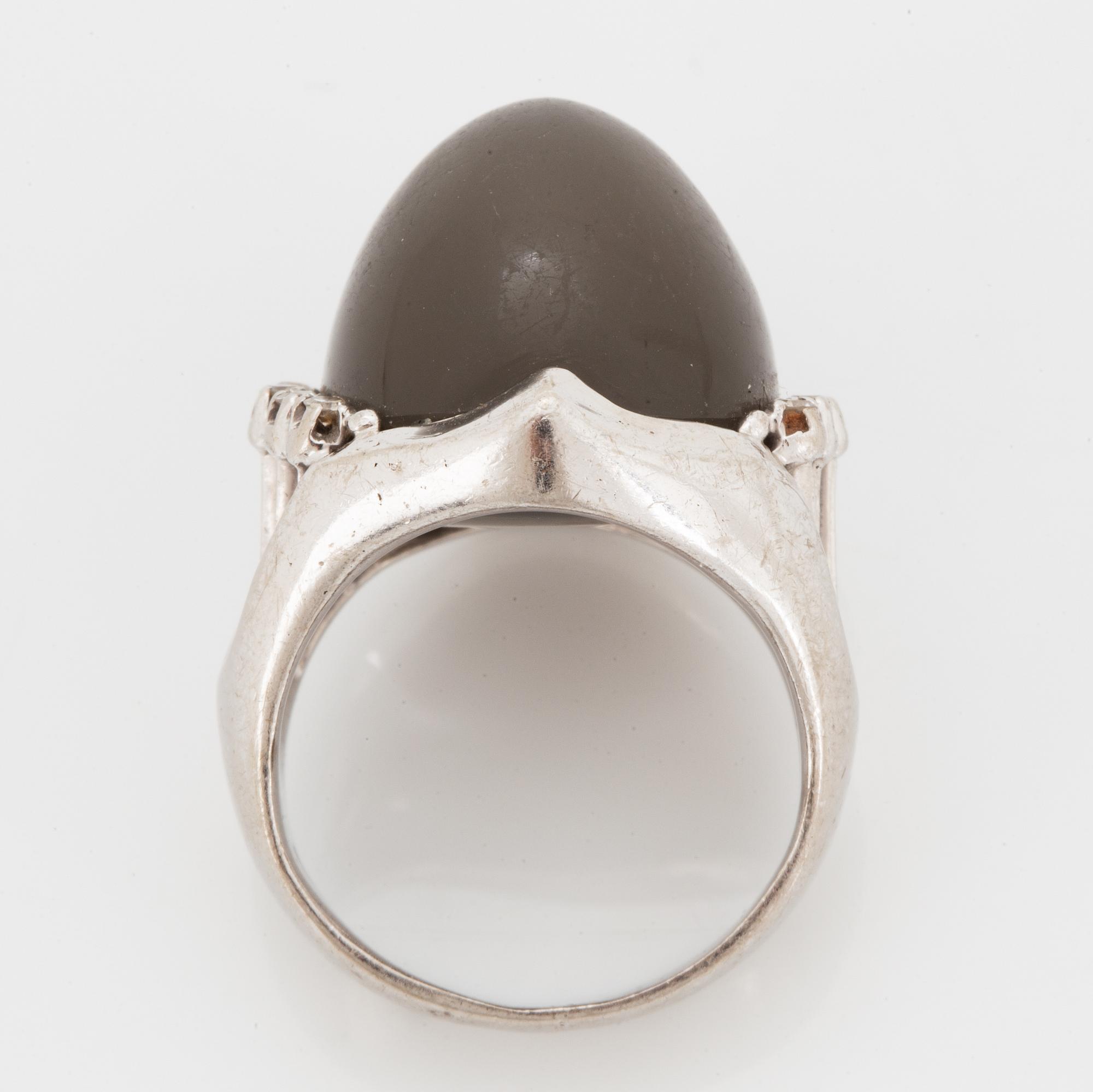 RING  med en stor grå cabochonslipad safir.