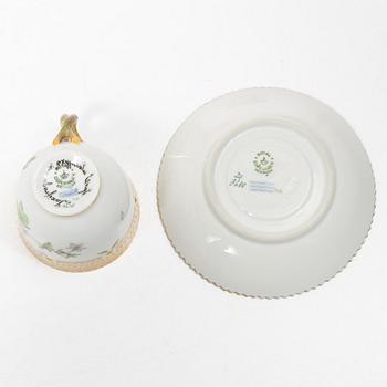 Royal Copenhagen, sockerskål samt kaffekopp med fat, "Flora Danica", 1945 samt 1959, Danmark.