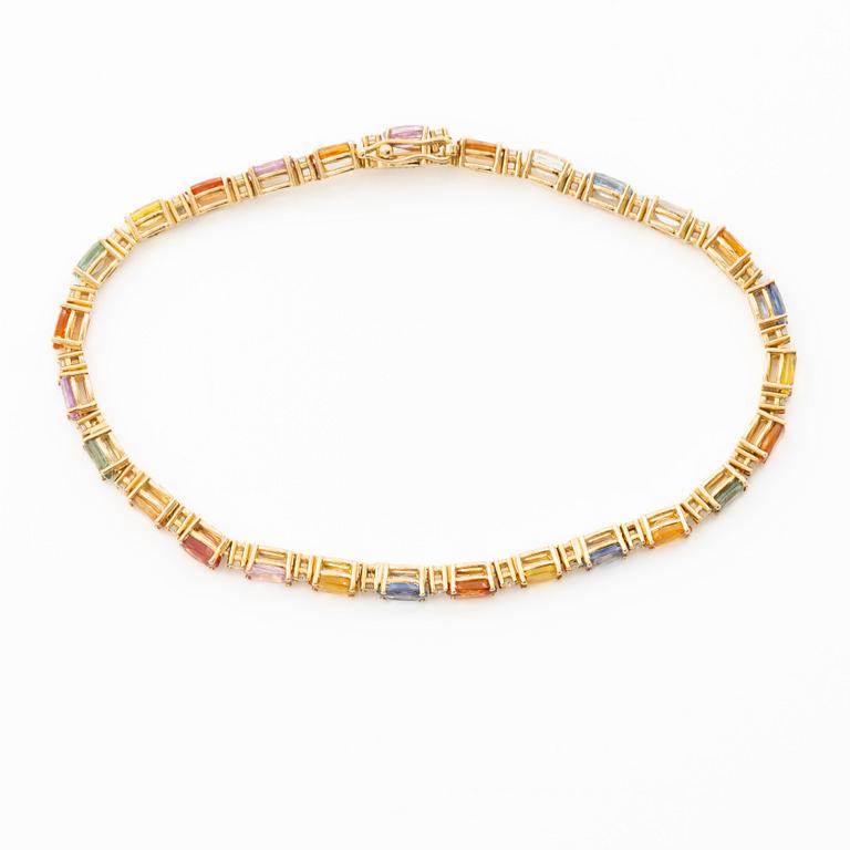 Armband 18K guld med multifärgade safirer och runda briljantslipade diamanter.